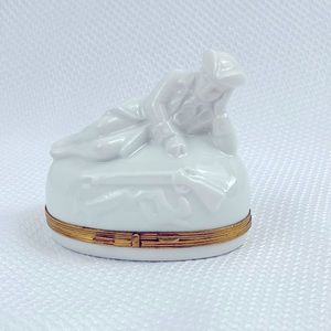 Colonial Hunter w/Rifle Porcelain Trinket Box Limoges Chamart France.